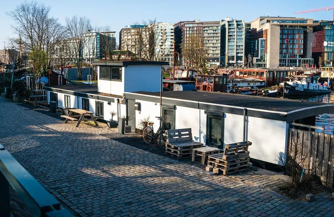Houseboat-Amsterdam-1