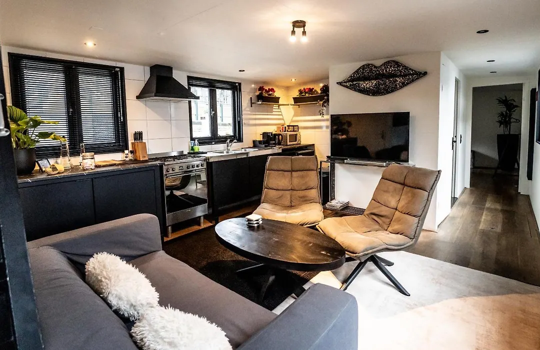 Houseboat-Amsterdam-1