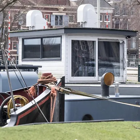 Houseboat-Amsterdam-3